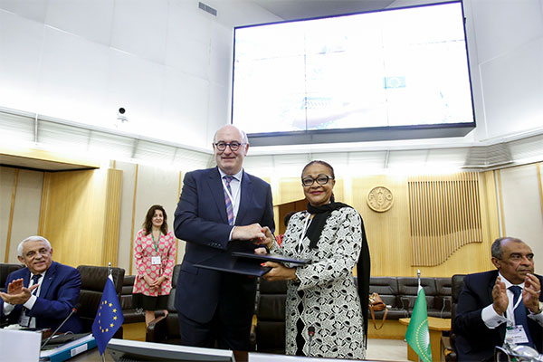 Commissioner Hogan and Commissioner Sacko shaking hands after signing the political declaration